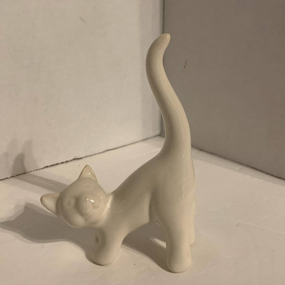 White ceramic kitty cat. Ring holder, or figurine 🐈🐈‍⬛
